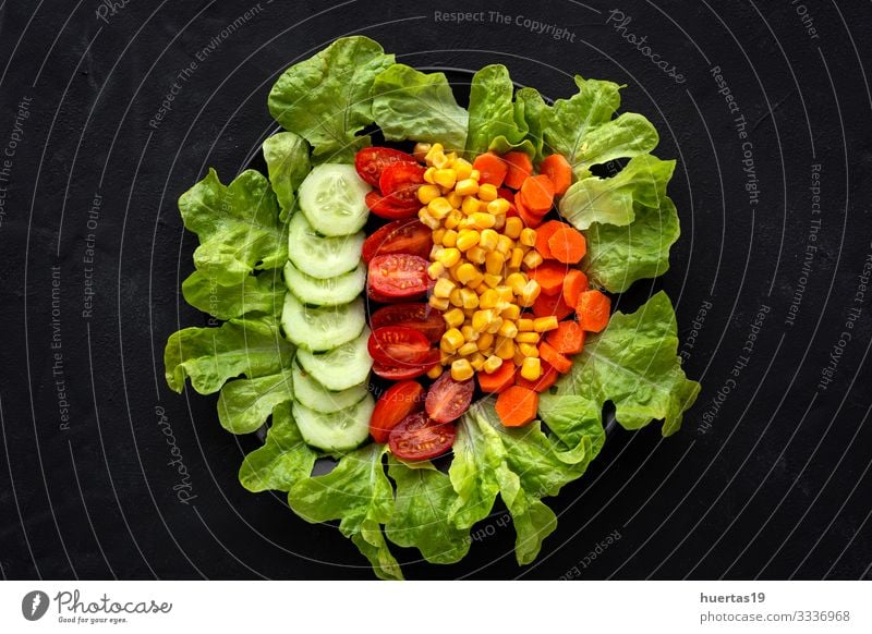 Salatsalat mit Tomate, Käse und Gemüse Lebensmittel Ernährung Vegetarische Ernährung Diät Schalen & Schüsseln Gesunde Ernährung frisch Salatbeilage Mais