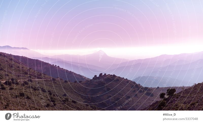 violett nebelige Gebirgssonnenaufgang in Andalusien Natur Landschaft Himmel Horizont Nebel Wald Hügel Berge u. Gebirge fantastisch Ferne Unendlichkeit hell wild