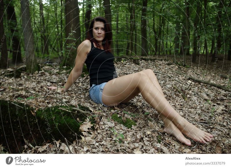 Portrait einer großen jungen Frau im Wald Freude schön Leben Ausflug Junge Frau Jugendliche Beine 18-30 Jahre Erwachsene Landschaft Pflanze Sommer