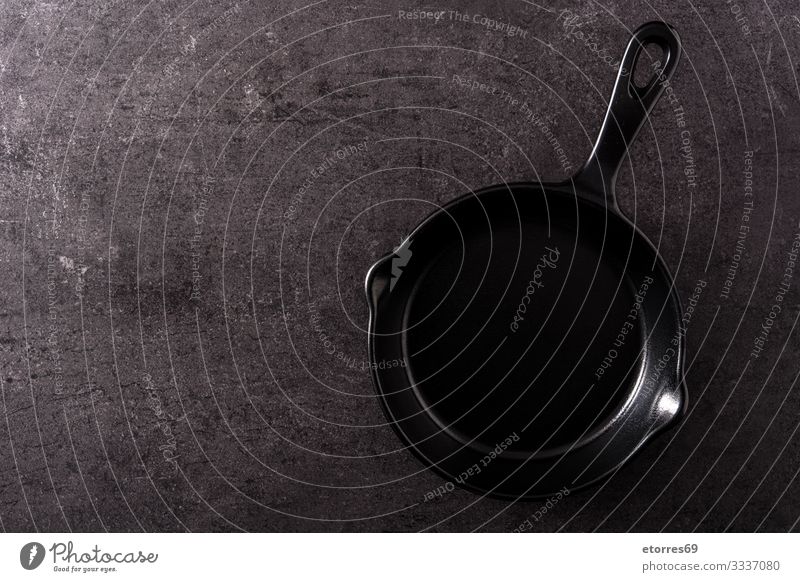 Eiserne Bratpfanne Hintergrund schwarz Gußeisen Textfreiraum leer Lebensmittel Foodfotografie Pfanne Eisen Kücheneinrichtung Objektfotografie Schiefer Stein