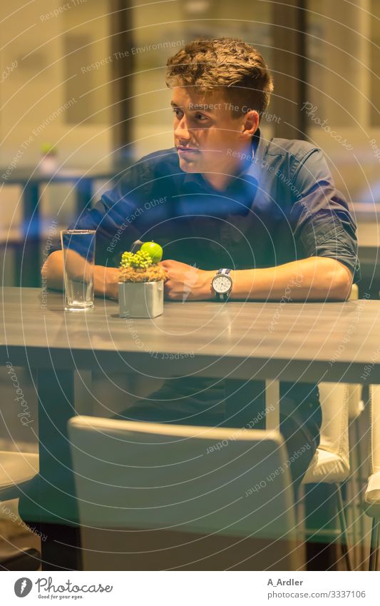junger Mann in der Bar Glas Lifestyle kaufen Stil Cocktailbar ausgehen Essen trinken maskulin Junger Mann Jugendliche 1 Mensch 18-30 Jahre Erwachsene Hemd