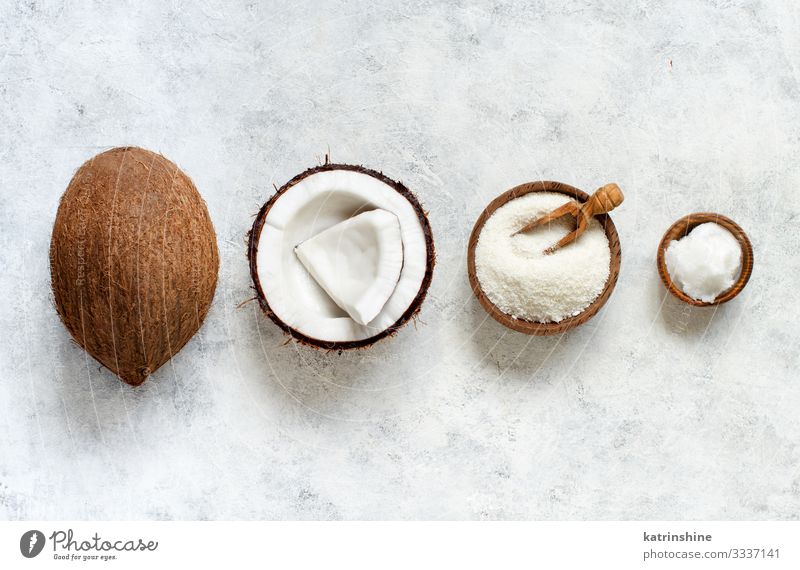 Kokosnussmehl und Kokosöl mit Kokosnussstücken Gemüse Frucht Ernährung Vegetarische Ernährung Diät Löffel braun weiß Schuppen Mehl Keton Keto-Diät Erdöl