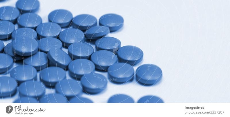 Blaue Medizin Tabletten. Medizin-Konzept von Viagra, Medikamente für Magen, Erektion, Schlafen, Verdauung, Drogen Gesundheitswesen blau "Panorama