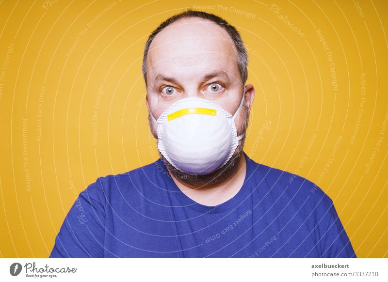 Mann mit Mundschutz - Coronavirus Hysterie Lifestyle Gesundheit Gesundheitswesen Krankheit Mensch maskulin Erwachsene 1 30-45 Jahre 45-60 Jahre Umwelt Angst