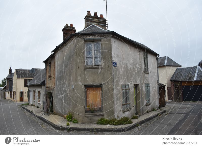 Verlassenes Haus in Frankreich Dorf Menschenleer alt dreckig dunkel Einsamkeit Wandel & Veränderung Farbfoto Außenaufnahme Tag Totale