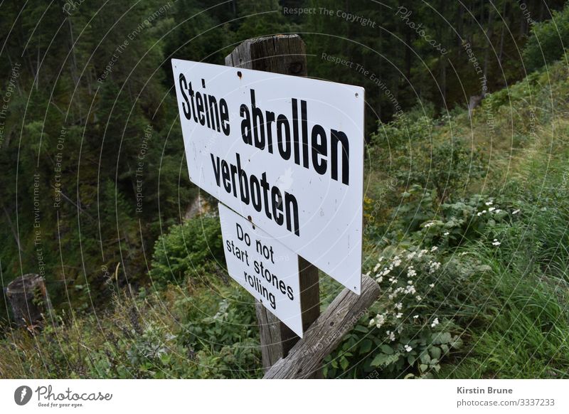 Schild oberhalb einer tiefen Schlucht Natur Sommer Alpen Schilder & Markierungen Hinweisschild Warnschild wandern Farbfoto Außenaufnahme Menschenleer Tag Totale