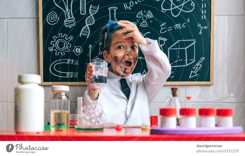 Lustiger Chemikerjunge mit dreckigem Gesicht Spielen Wissenschaften Kind Schule Tafel Labor Mensch Junge Mann Erwachsene Krawatte Lächeln lustig klug Desaster