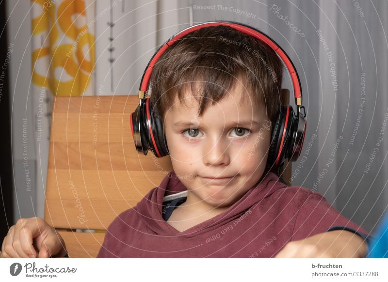 Kind mit Kopfhörer Freizeit & Hobby MP3-Player Gesicht 1 Mensch Musik Musik hören T-Shirt Erholung sitzen Coolness Freundlichkeit Fröhlichkeit Freude