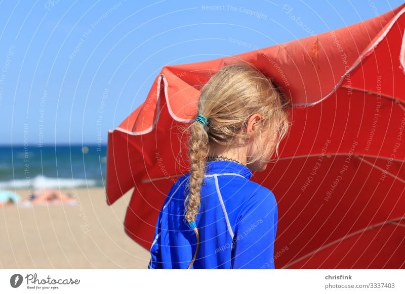 Mädchen steht am Strand neben Sonnenschirm Freizeit & Hobby Ferien & Urlaub & Reisen Tourismus Sommer Sommerurlaub Meer Mensch Kind 1 8-13 Jahre Kindheit Umwelt