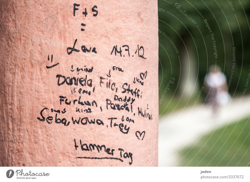 love. Ausflug Mensch 1 Printmedien Natur Gras Park Stadt Mauer Wand Wege & Pfade Schriftzeichen Graffiti Liebe Information Farbfoto Außenaufnahme Unschärfe
