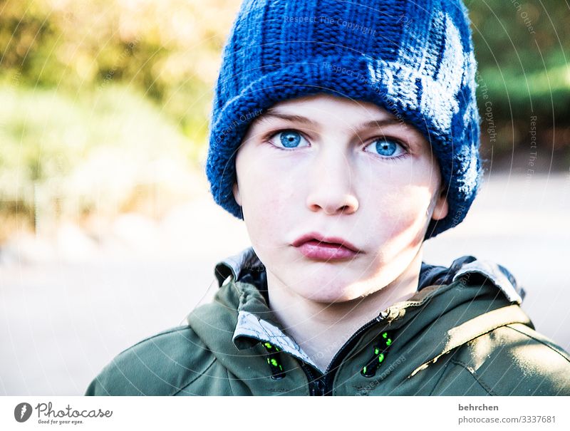 blaue mütze, blaue augen Cool Coolness Sonnenlicht intensiv Porträt Kontrast Licht Tag Lippen Mund Gesicht Nase Auge Kindheit Kopf Familie & Verwandtschaft