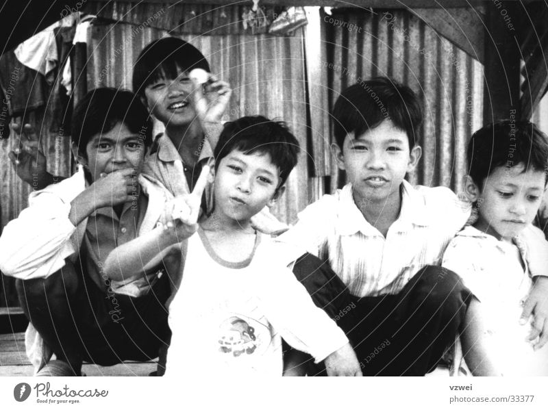 Kinder in Kambotscha Junge Freundschaft Menschengruppe kambotscha Schwarzweißfoto