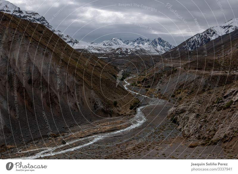 Maule Flusslauf in Richtung Anden Umwelt Natur Landschaft Pflanze Urelemente Himmel Wolken Winter Klima Berge u. Gebirge Schneebedeckte Gipfel friedlich