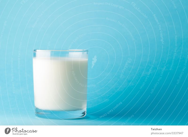 Glasmilch auf blauem Hintergrund Getränk Milch Tasse Gesundheit Gesunde Ernährung Leben Gesundheitswesen Farbfoto mehrfarbig Studioaufnahme Menschenleer