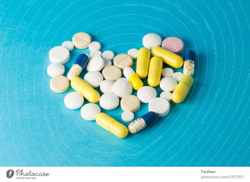 Medikamententabletten auf blauem Hintergrund Zeichen Herz Erholung Enttäuschung Gesundheit Gesundheitswesen Inspiration Schmerz Sex Sexualität Farbfoto