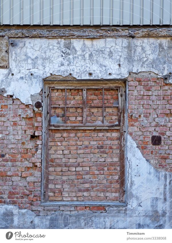 lost places | Teilansicht einer Fassade Reste Ziegelsteine Beton Verkleidung Zahn der Zeit Endzeitstimmung verfallen Ruine Vergänglichkeit Architektur