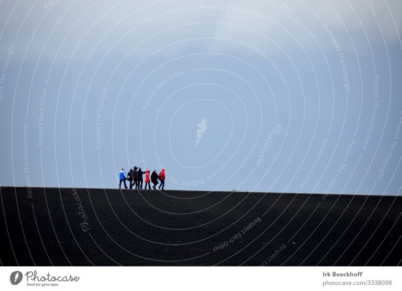 Gruppe von Menschen laufen auf dem Deich Meer wandern Freundschaft Menschengruppe Himmel Wind Nordsee blau schwarz Geborgenheit Einsamkeit Zusammenhalt Farbfoto