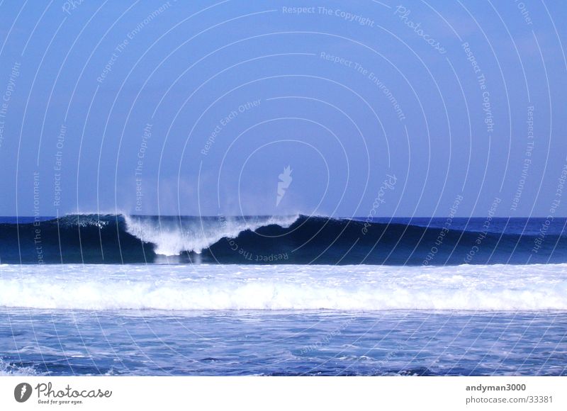 Megawelle Wellen Gischt Einsamkeit Wasser blau Surfen