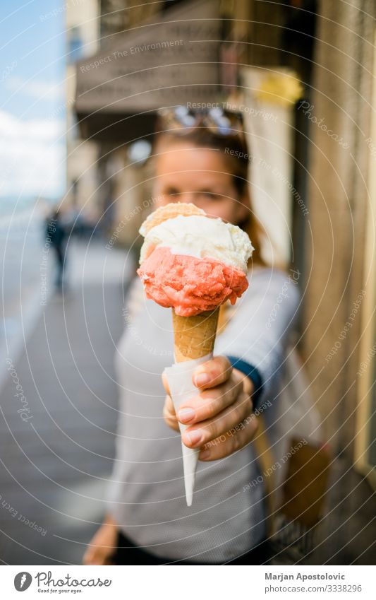 Junge Frau mit köstlichem Eis auf der Straße Dessert Speiseeis Fastfood Lifestyle Ferien & Urlaub & Reisen Tourismus Mensch feminin Jugendliche Erwachsene 1