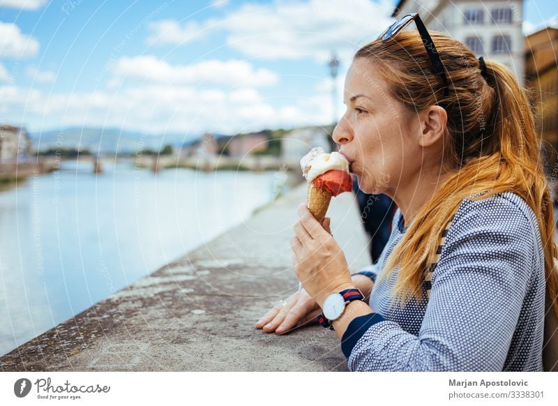 Junge Frau isst Eiscreme am Fluss in Florenz Dessert Speiseeis Fastfood Lifestyle Ferien & Urlaub & Reisen Tourismus Ausflug Sightseeing Städtereise Mensch
