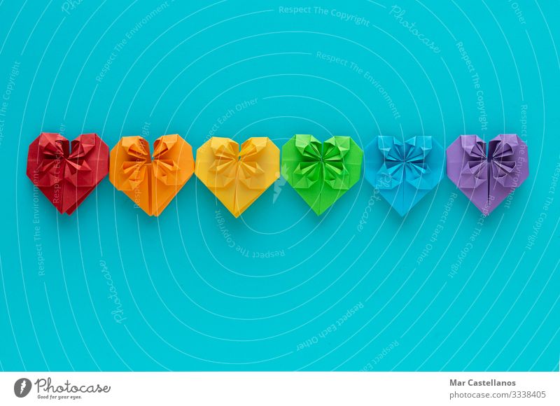 Farbige Herzen in einer Reihe auf blauem Hintergrund. LGTB+-Konzept. Lifestyle Freiheit Feste & Feiern Valentinstag Hochzeit Sitzung Mensch Homosexualität