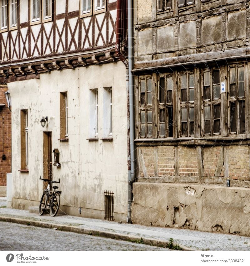ein Fahrrad ganz allein Totale Tag Farbe Straße Altstadt friedlich ruhig Renoviert alt Historische Bauten Häuserzeile Fachwerkfassade Idylle Kleinstadt