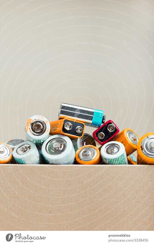 Entladene Batterien zum Recycling gesammelt Umwelt alt grün Energie Fürsorge Umweltverschmutzung Umweltschutz Wandel & Veränderung wiederverwerten ökologisch