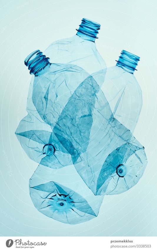 Leere, gequetschte Plastikflaschen, die zum Recycling gesammelt werden Flasche sparen Umwelt Container Kunststoff blau Umweltverschmutzung Umweltschutz Müll