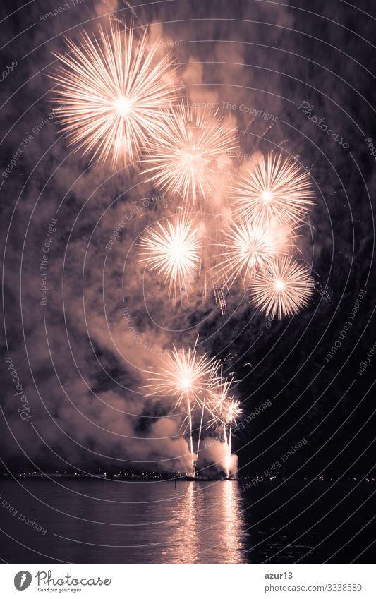 Luxus-Feuerwerk-Veranstaltung Himmel-Wasser-See-Show mit goldenen Sternen Reichtum Entertainment zeigen Party Feier feiern Stadtfest Nachtleben Pyrotechnik