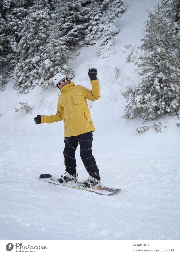 Snowboarder macht Unsinn| Eiszeit Freude Freizeit & Hobby Ferien & Urlaub & Reisen Schnee Winterurlaub Wintersport Mensch Mann Erwachsene 1 30-45 Jahre Baum