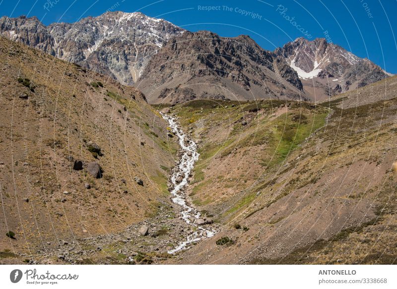 Andine Berglandschaft mit Bach Umwelt Natur Landschaft Erde Himmel Sommer Klimawandel Schnee Hügel Felsen Berge u. Gebirge Anden die Kordillere der Anden Gipfel