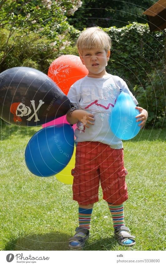 Kindheit | In bester Partylaune. Junge Kindergartenkind Luftballons Sommer Rumpfnäschen Garten feiern schlechte Laune widerwillig kritisch Kindergeburtstag Fest