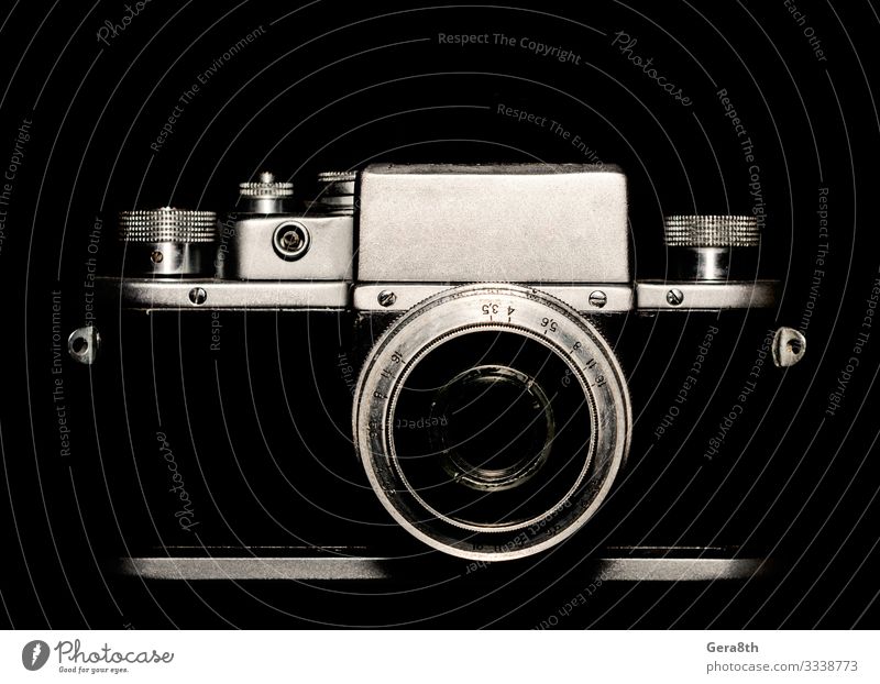 Oldtimer-Kamera auf schwarzem Hintergrund Nahaufnahme Stil Tapete Fotokamera Technik & Technologie Wege & Pfade Metall Linie alt dunkel retro grau weiß blanko