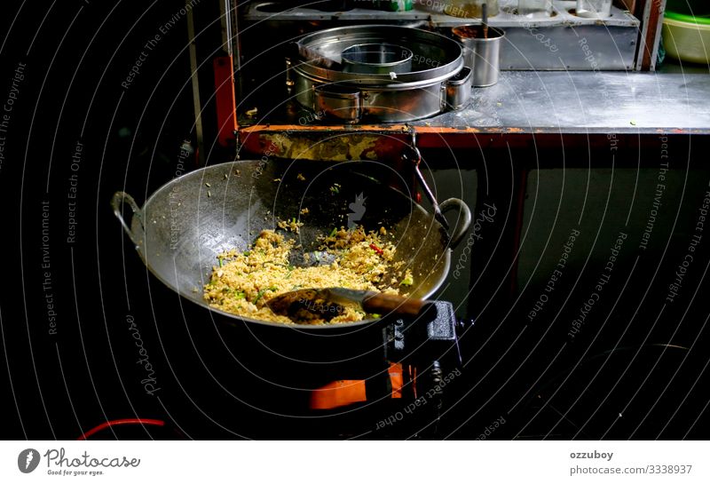 zubereitetes asiatisches Straßenessen namens Nasi Goreng oder gebratener Reis Lebensmittel Abendessen Asiatische Küche Geschirr Pfanne Lifestyle kaufen Java