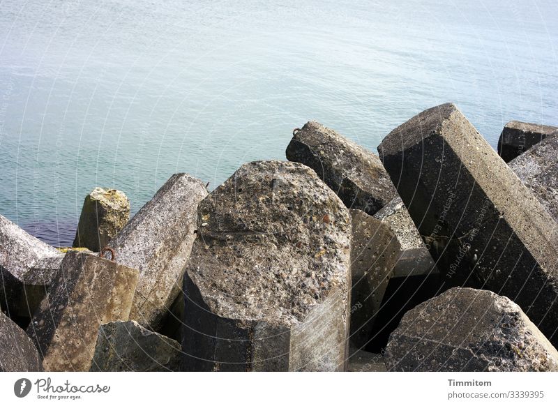 Wellenbrecher und sehr ruhige Nordsee Beton Formen hart grob Schutz Wasser Dänemark Menschenleer Gegensatz Strand Außenaufnahme Himmel blau