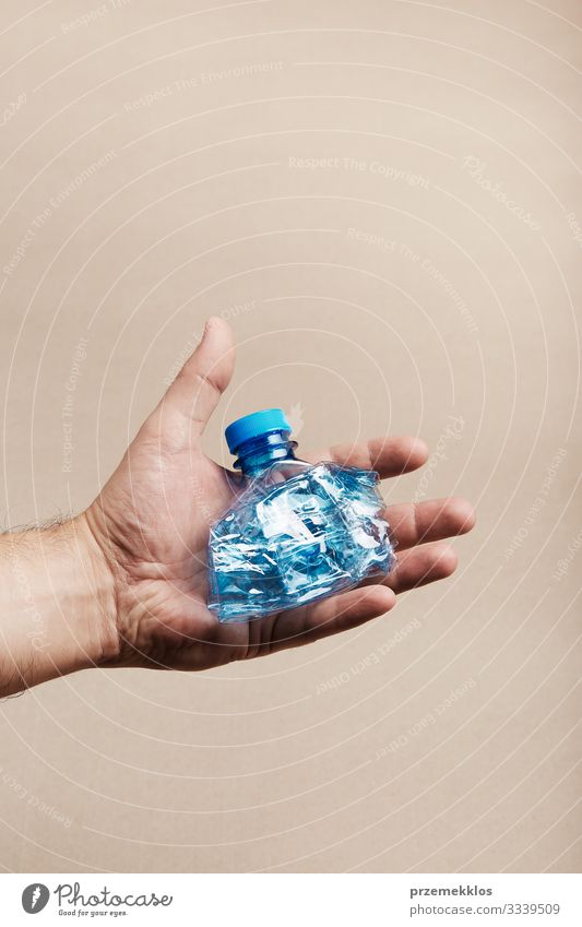 Männliche Hand hält gequetschte Plastikflasche Flasche sparen Mann Erwachsene Umwelt Container Kunststoff blau Umweltverschmutzung Müll wiederverwerten