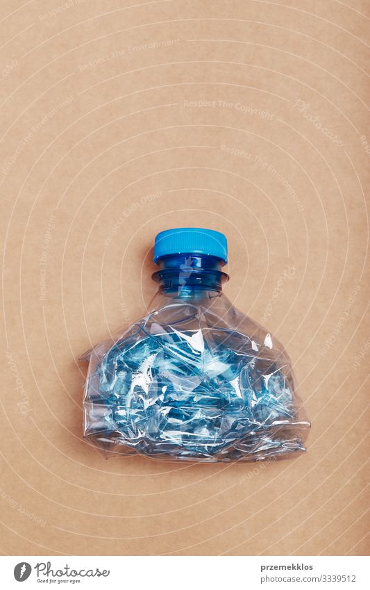 Zerquetschte leere Plastikflasche Flasche sparen Umwelt Container Papier Kunststoff blau braun Umweltverschmutzung Umweltschutz Zerstörung Müll wiederverwerten