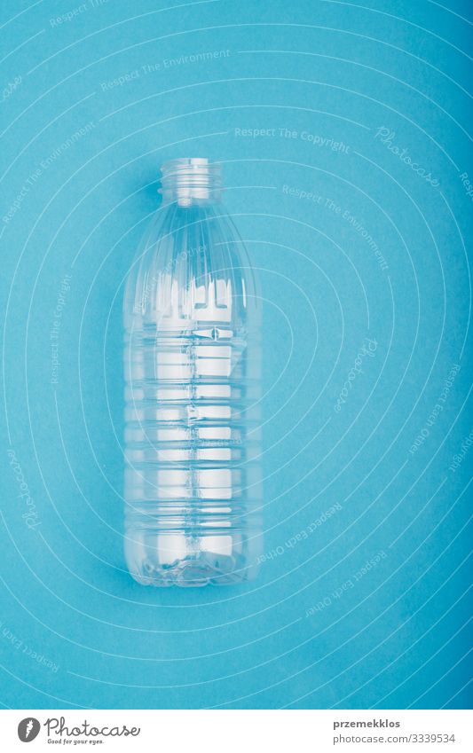 Leere Plastikflasche zum Recycling gesammelt Flasche sparen Umwelt Container Paket Kunststoffverpackung blau Problemlösung Umweltverschmutzung Müll