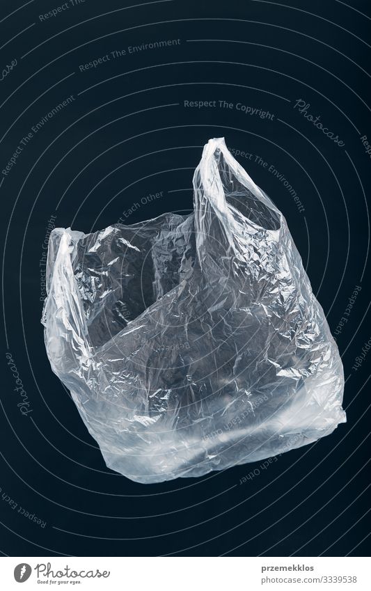 Weiße leere Plastiktüte schwebt über schwarzem Hintergrund kaufen Umwelt Container Kunststoff weiß Umweltverschmutzung Umweltschutz Tasche Müll Entsorgung
