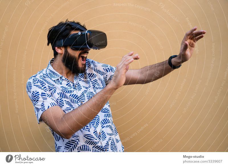 Frau, die mit einer VR-Headset-Brille spielt. Gesicht Spielen Entertainment Technik & Technologie Mensch Junge Mann Erwachsene Jugendliche 1 18-30 Jahre
