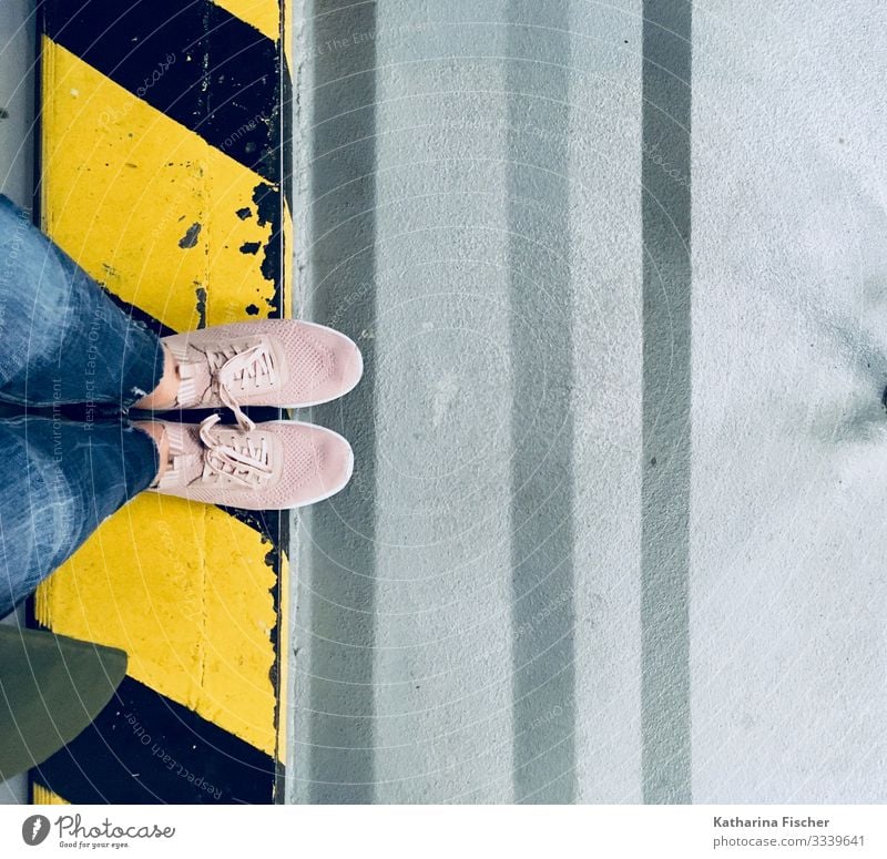 Schuhperspektive Beine Fuß Hose Jeanshose Turnschuh Zeichen Schilder & Markierungen Hinweisschild Warnschild Verkehrszeichen Graffiti stehen blau gelb grau rosa