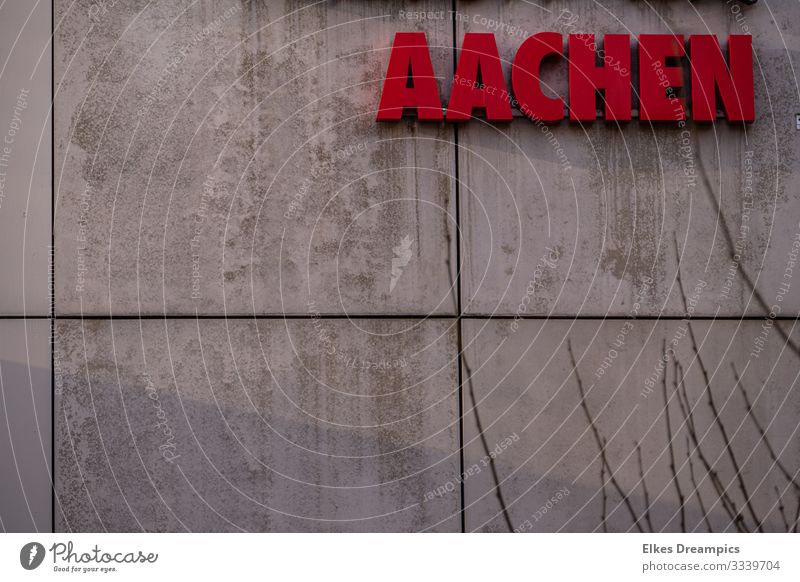 Aachen an der Wand Stadt Stadtzentrum Gebäude Mauer Fassade Schriftzeichen Schilder & Markierungen Blick ästhetisch modern rot authentisch Design entdecken