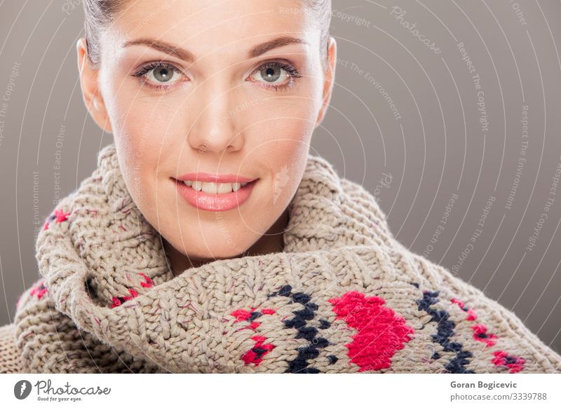 Wintermädchen schön Haut Gesicht Kosmetik Schminke Mensch Junge Frau Jugendliche Erwachsene 1 18-30 Jahre Wärme Mode Bekleidung Pullover Schal Coolness niedlich