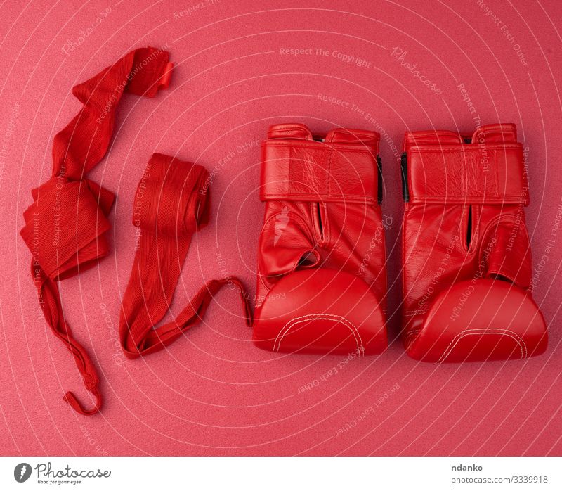 Paar rote Boxhandschuhe aus Leder Lifestyle Sport Fitness Sport-Training Stoff Accessoire Handschuhe Schutz Farbe bandagieren Kasten Boxsport rollen Hintergrund