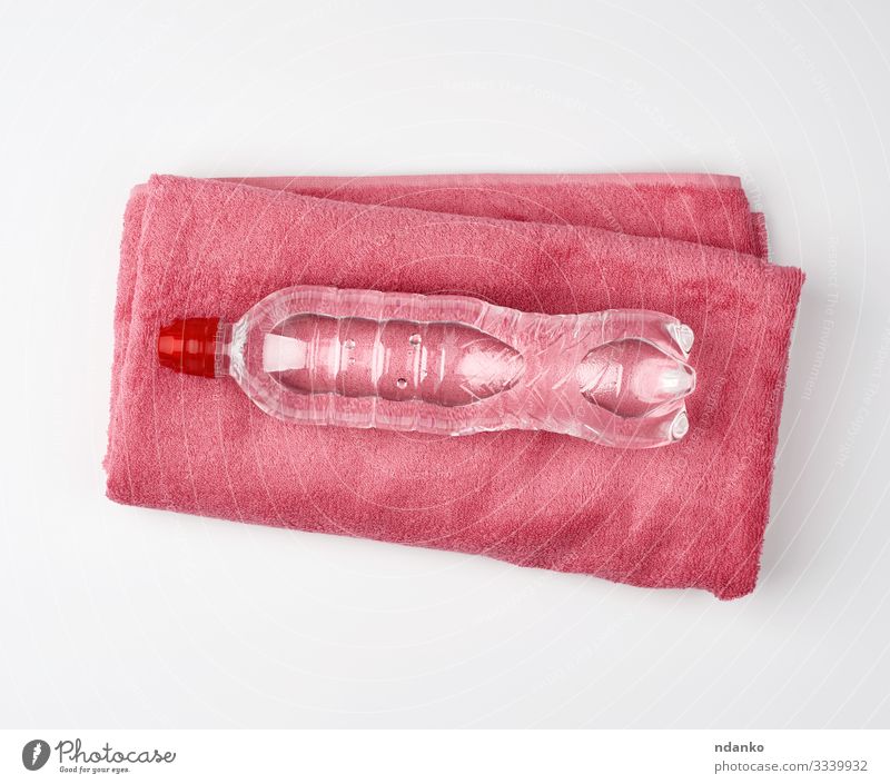 rosa Frottierhandtuch und eine transparente Flasche Getränk Gesundheitswesen Sport Container Kunststoff frisch Sauberkeit weiß gefaltet übersichtlich kalt