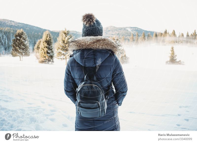 Schnee-Abenteuer junge Frau mit Rucksack Lifestyle Wellness Leben Wohlgefühl wandern Mensch Jugendliche Körper 1 18-30 Jahre Erwachsene Umwelt Natur Landschaft