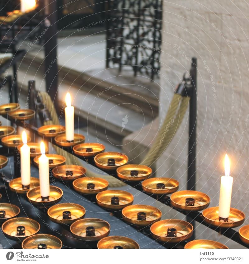brennende Kerzen in Kirche zum Gedenken Zeichen gold grau schwarz weiß Religion & Glaube erinnern Erinnerung Innenaufnahme Menschenleer Licht kerzenhalter