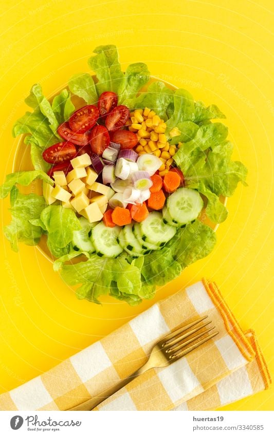 Salatsalat mit Tomate, Käse und Gemüse Lebensmittel Ernährung Vegetarische Ernährung Diät Schalen & Schüsseln Gesunde Ernährung frisch gelb rot Salatbeilage