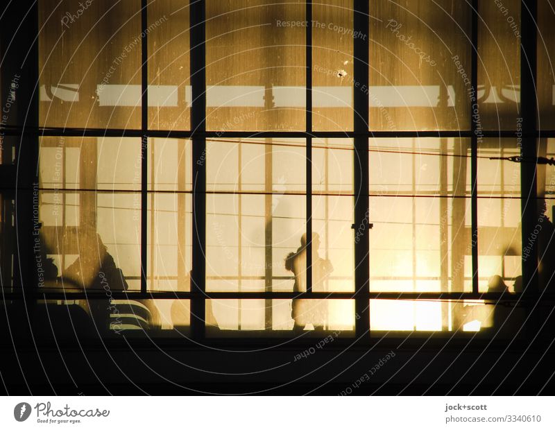 Bahnhof Alexanderplatz, warten in der Abendsonne hinter der Glasfront Fassade Bahnhofshalle Ferien & Urlaub & Reisen Wärme Gelassenheit Inspiration Leichtigkeit