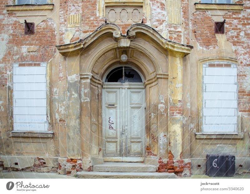 Portal vom Mietshaus lost places Frankfurt Oder Fassade Fenster Tor Dekoration & Verzierung alt zurückhalten Endzeitstimmung Nostalgie Stil Symmetrie Verfall